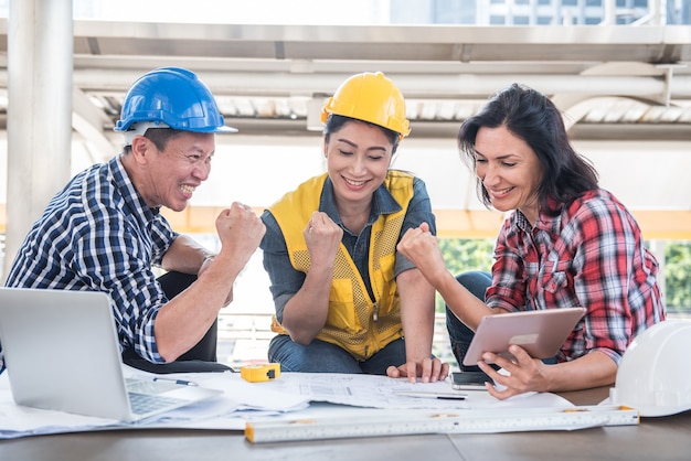 Ingegneri e lavoro di squadra, incontro per la costruzione di progetti di successo