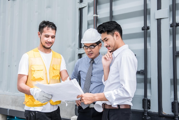 Ingegneri e lavoro di squadra, incontro per la costruzione di un progetto di successo