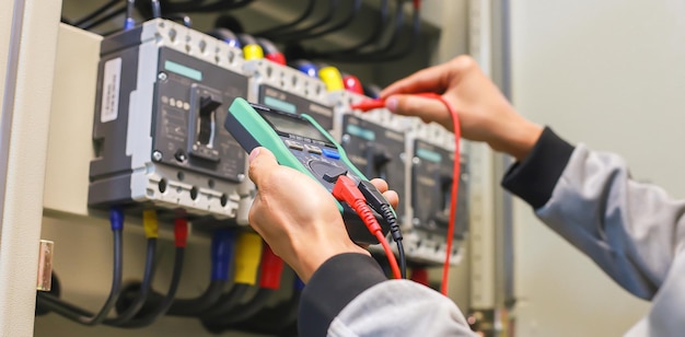 Foto ingegneri che lavorano per l'ispezione e la manutenzione dei quadri elettrici