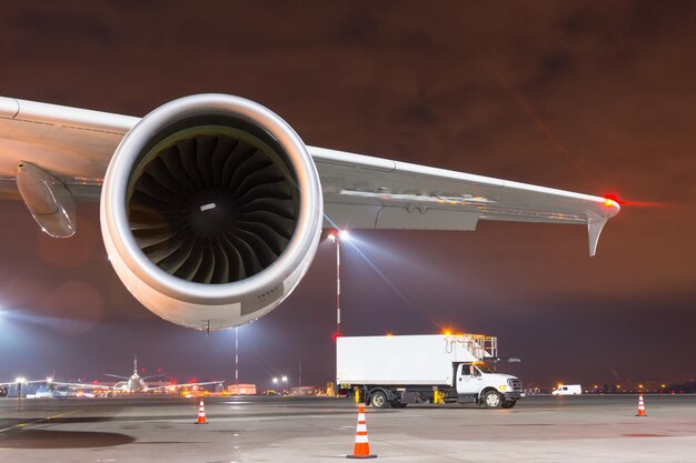 空港で大型飛行機のエンジンがクローズアップ