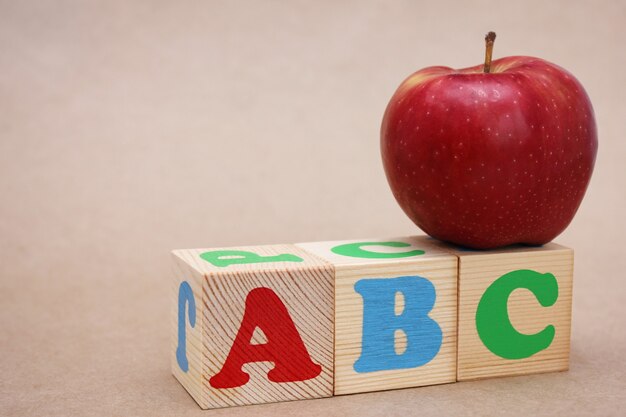 Lettere dell'alfabeto inglese abc e la mela rossa fresca su di loro. concetto di educazione.