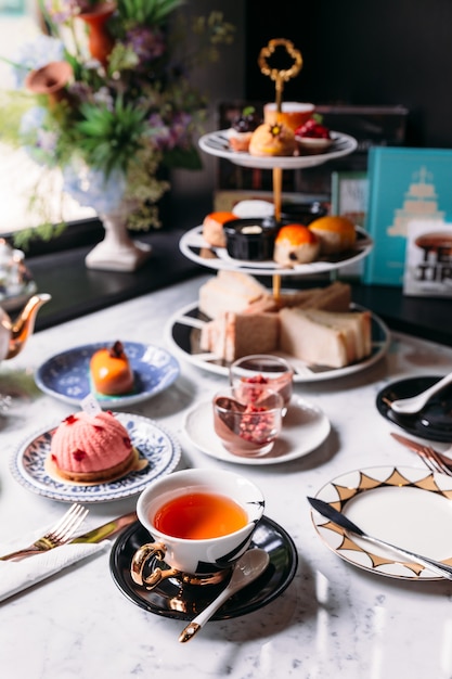 Photo english afternoon tea set including hot tea