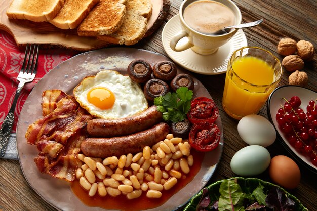 영국식 아침 식사 소시지 달걀 콩 베이컨