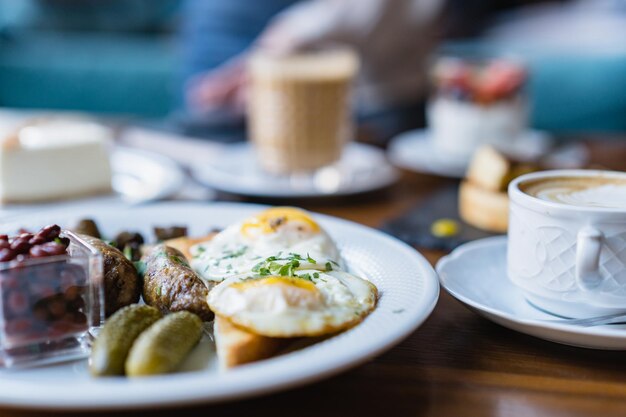 Foto colazione inglese servita su un tavolo