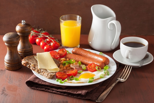 Photo english breakfast with fried egg sausages bacon tomatoes beans