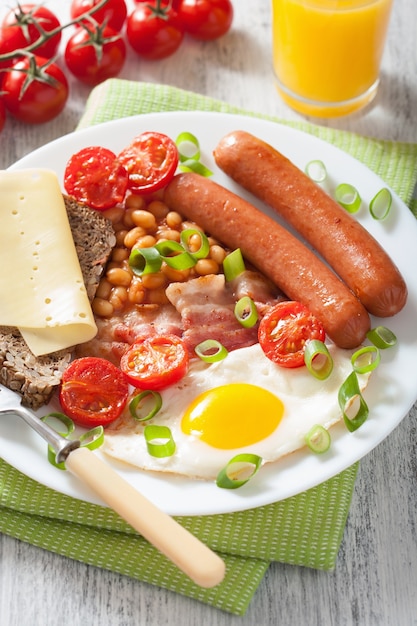 계란 후라이 소시지 베이컨 토마토 콩을 곁들인 영국식 아침 식사