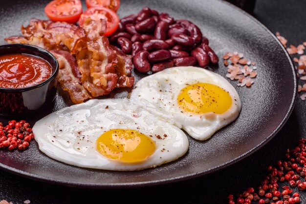 Photo english breakfast with fried eggs bacon beans tomatoes spices and herbs