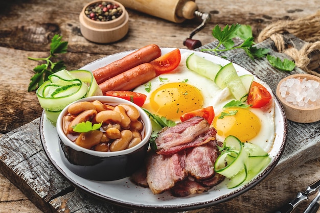 소시지, 계란, 콩으로 구성된 영국식 아침 식사, 맛있는 아침 식사 또는 간식, 음식 조리법 표면