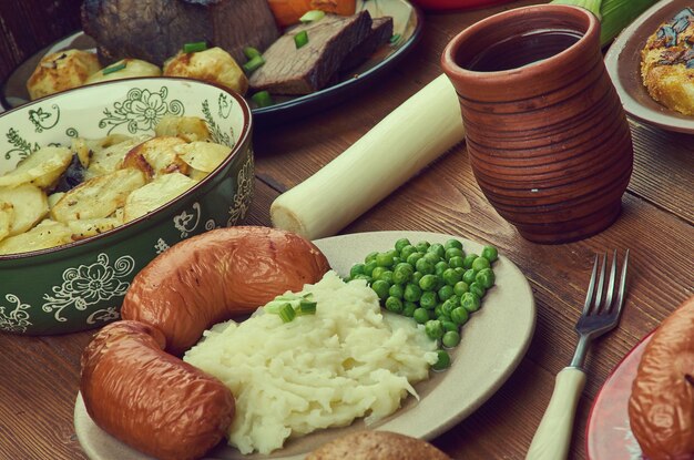 Foto cucina inglese, gran bretagna piatti tradizionali assortiti, vista dall'alto.