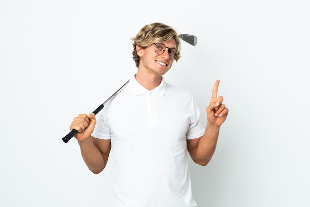 Англичанин, играющий в гольф, показывает и поднимает палец в знак лучших