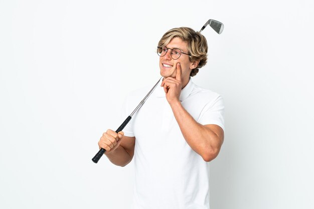 Photo english man playing golf thinking an idea while looking up