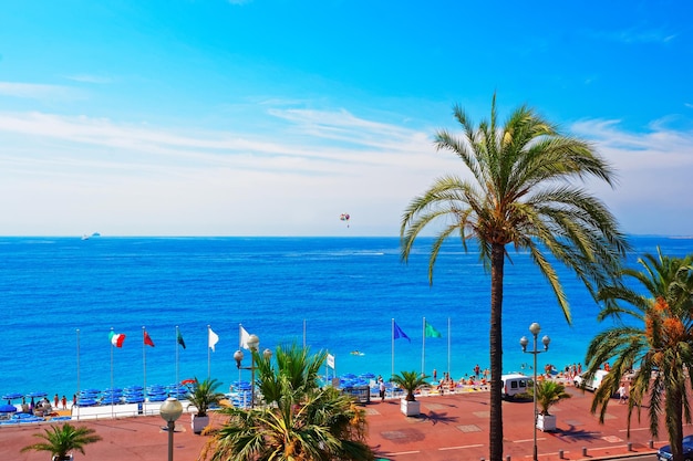 Passeggiata inglese di nizza, in francia, in estate. vista sulla baia e sulla spiaggia