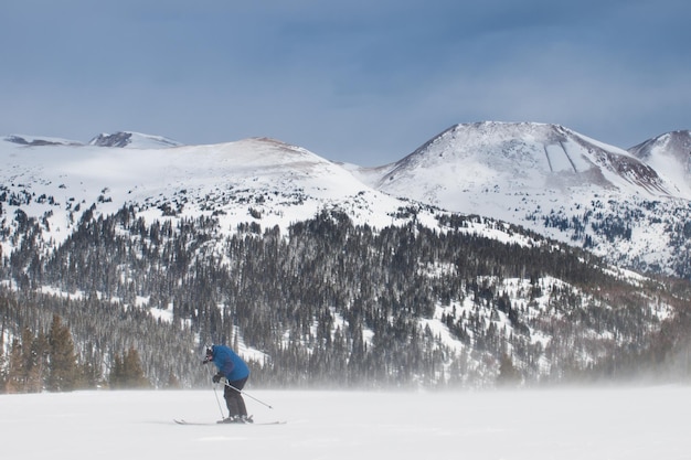 Enige skiër die sterke de winterwind bestrijdt.