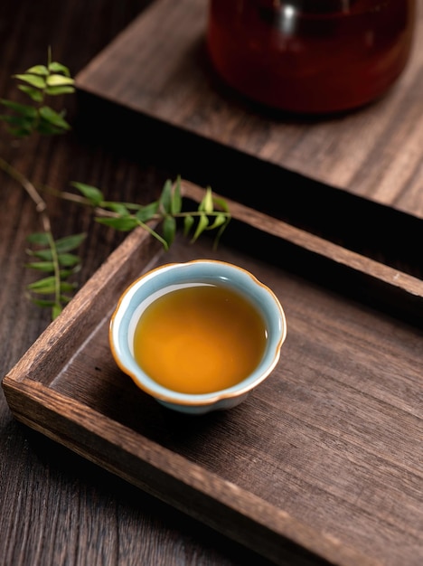 Наслаждайтесь вьетнамским чаем на утреннем солнце. Чашка чая стоит на деревянном подносе.
