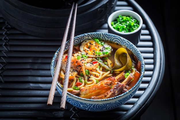 Goditi la tua zuppa kimchi con erba cipollina e noodles