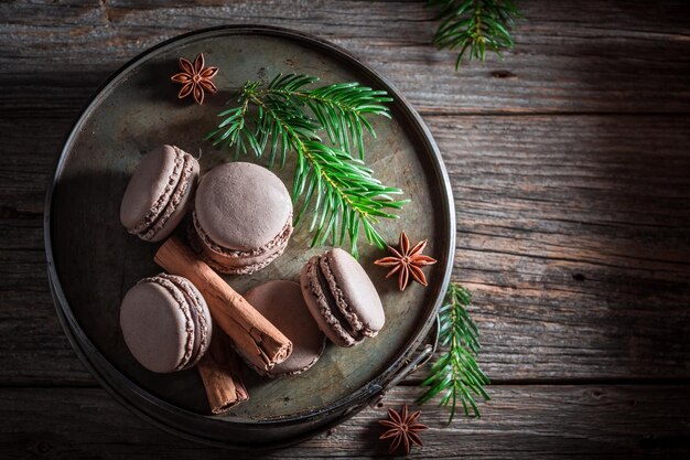 Enjoy your macaroons flavored with cinnamon and anise for Christmas