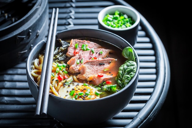 Foto goditi la tua zuppa di ramen con erba cipollina e alghe