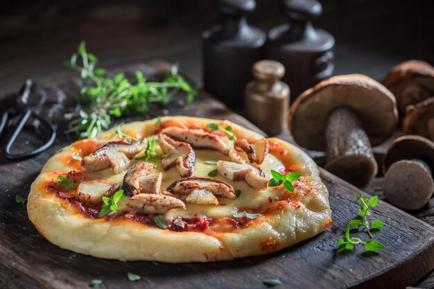 Наслаждайтесь деревенской пиццей из лесных грибов и трав