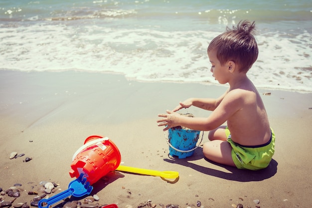 Foto godendo l'infanzia in vacanza estiva