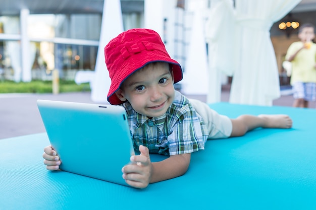 タブレットで幼少時を楽しむ