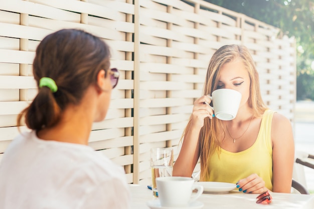 Foto godendo nel caffè