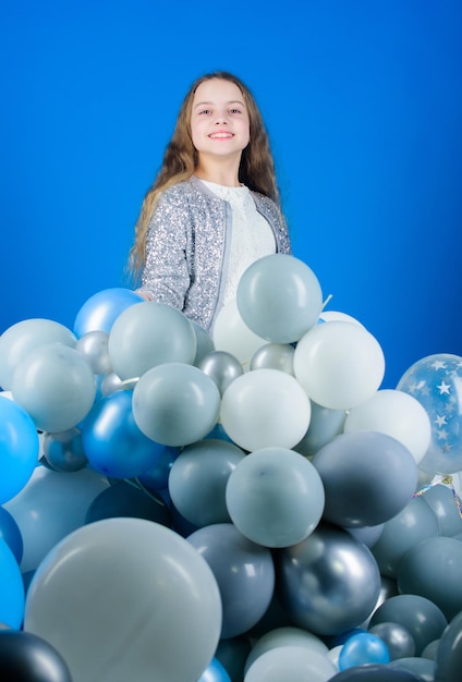 彼女の特別な日を楽しんでいます。休日のお祝いを持っている幸せな少女。誕生日の休日を祝う小さな子供。子供たちの本当の休日を作成する気球。とても幸せな休日を。