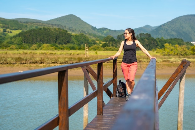 Mundaka 옆에있는 Bizkaia 생물권 보호 구역 인 Urdaibai 습지의 나무 부두에서 풍경을 즐기십시오. 바스크 지방