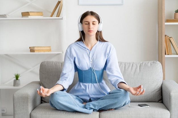 Godersi la musica meditando il rilassamento del suono della donna