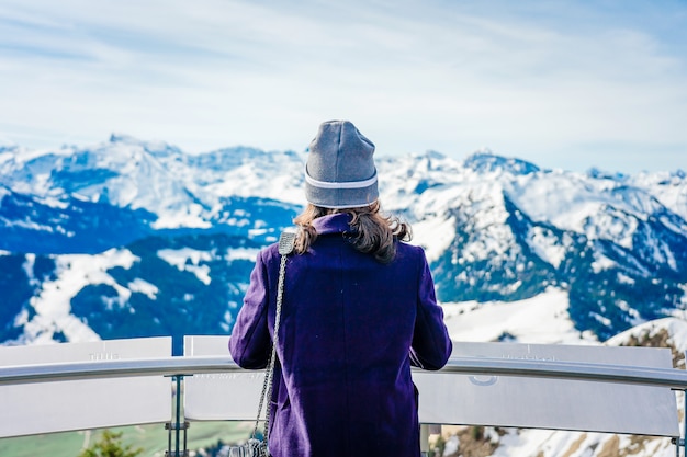 旅行を楽しんでいます。山からの眺めを眺めて旅行する若い女性スイスのスタンザーホルン