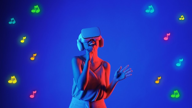 楽しみ 女性が歌を歌う VRグラフィックネオンノートメロディー 幻覚