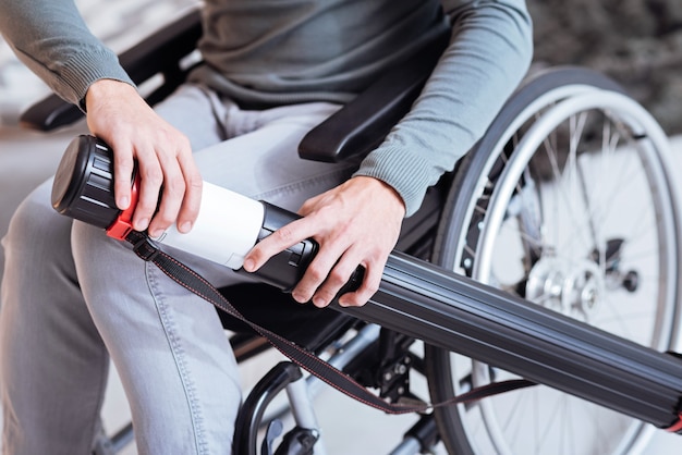 Enkele details. Gehandicapte ingenieur zittend op zijn rolstoel en thuis zijn tijdens de voorbereiding op presentatie