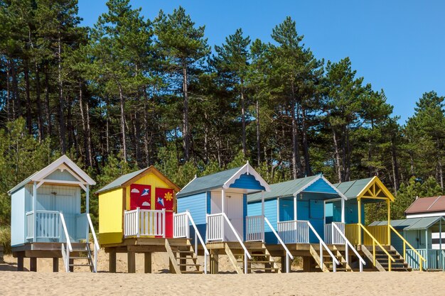 Enkele felgekleurde strandhutten in Wells Next the Sea