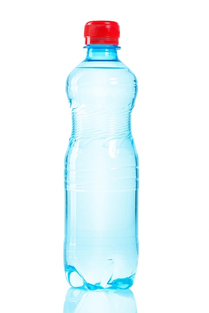 Enkele fles water geïsoleerd