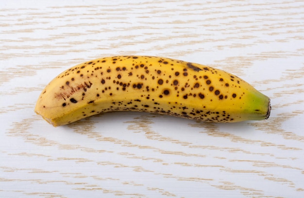 Enkele gele sproeterige banaan