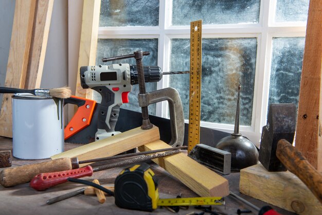 Enkele gereedschappen van timmerman in de werkplaats