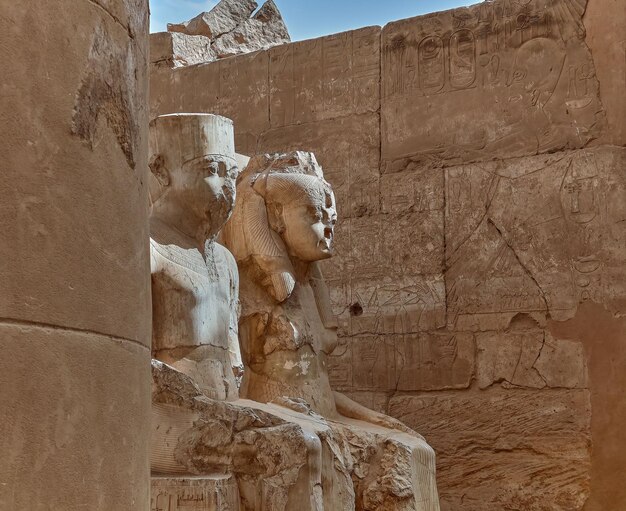 Enkele grote beelden die voor een gebouw in de tempel zitten