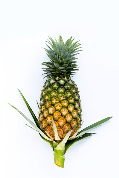 Enkele hele ananas op wit oppervlak