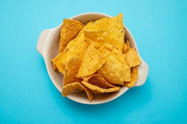 Enkele Mexicaanse nachos-chips in een kleine kom