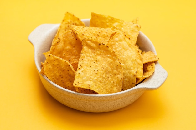 Enkele Mexicaanse nachos-chips in een kleine kom