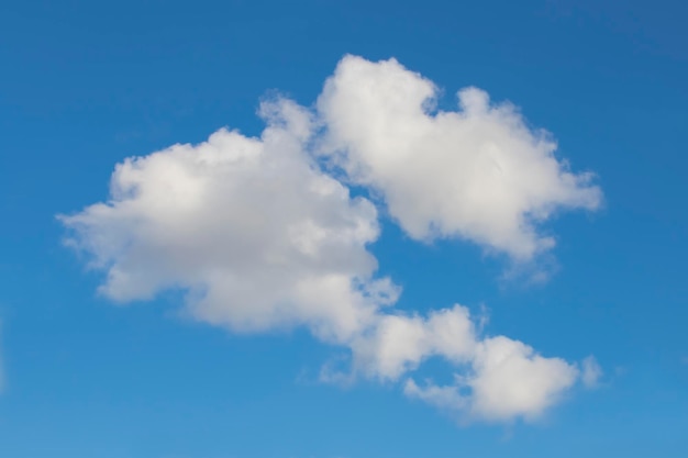 Enkele mooie wolk in blauwe lucht