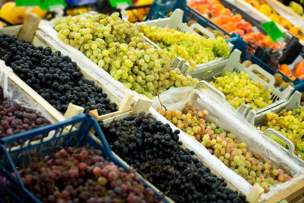 Enkele rode en groene druiven te koop bij de supermarkt