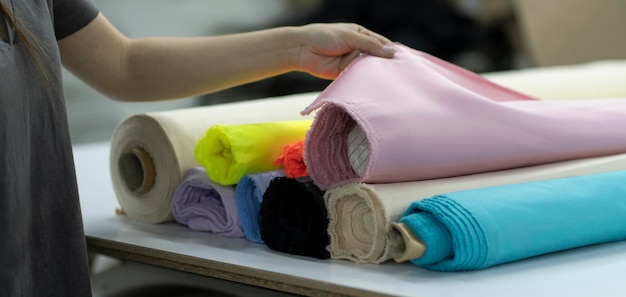 enkele rollen kleurrijk textiel materiaal om kleren te naaien in een naaimanufactuur