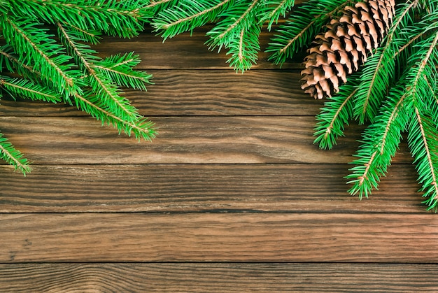 Enkele takken en dennenappel op houten tafel