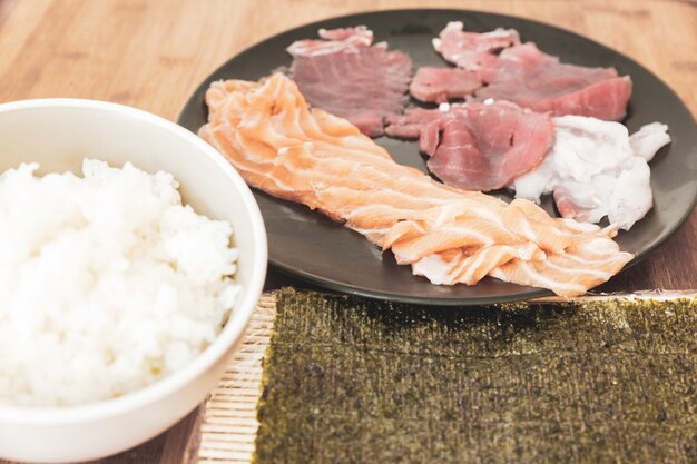 Foto enkele van de meest belangrijke en populaire ingrediënten voor de bereiding van sushi.