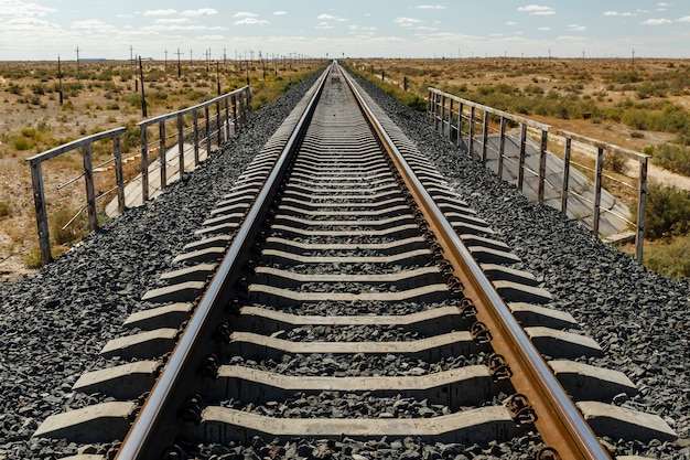 Foto enkelsporige spoorlijn in de steppe van kazachstan