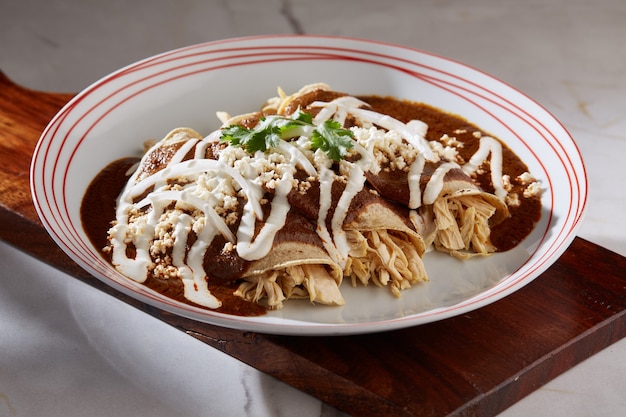 Enmoladas de pollo comida tipica mexicana tortilla de maiz rellena de pollo cubiertas de mole