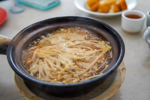 Funghi enoki in zuppa bak kut teh grande consistenza per andare con la carne di costola di maiale stufata nella zuppa