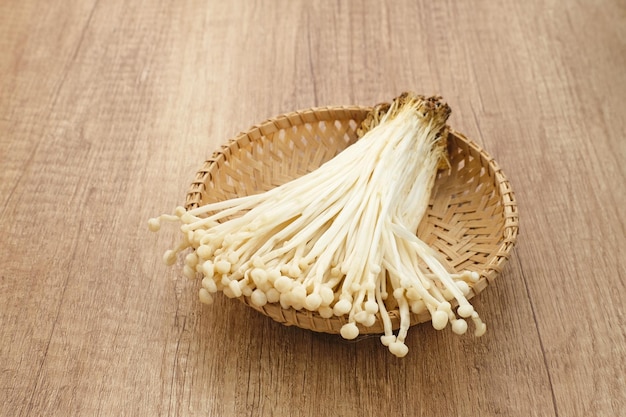 Enoki-paddenstoelen (jamur enoki), een eetbare paddenstoel met een lang wit vruchtlichaam zoals taugé