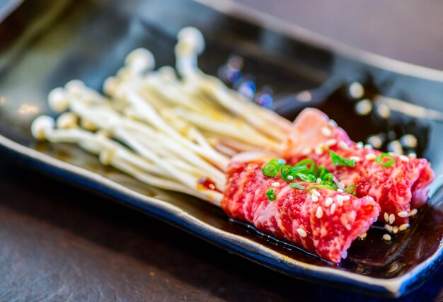 Enoki Wagyu-rundvleesbroodjes op gerecht Premium Japans vlees