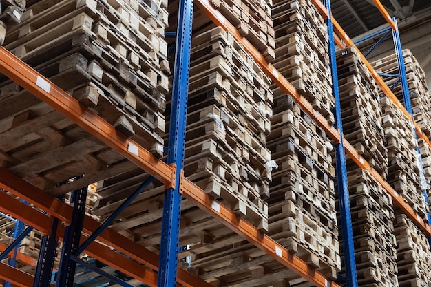 Enorm distributiemagazijn met houten pallets